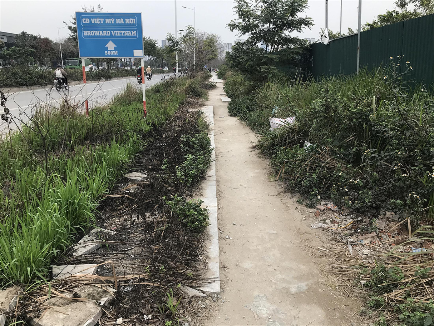 Vỉa hè tuyến đường Trịnh Văn Bô xuống cấp, hư hỏng nghiêm trọng. Ảnh: Trường Phong