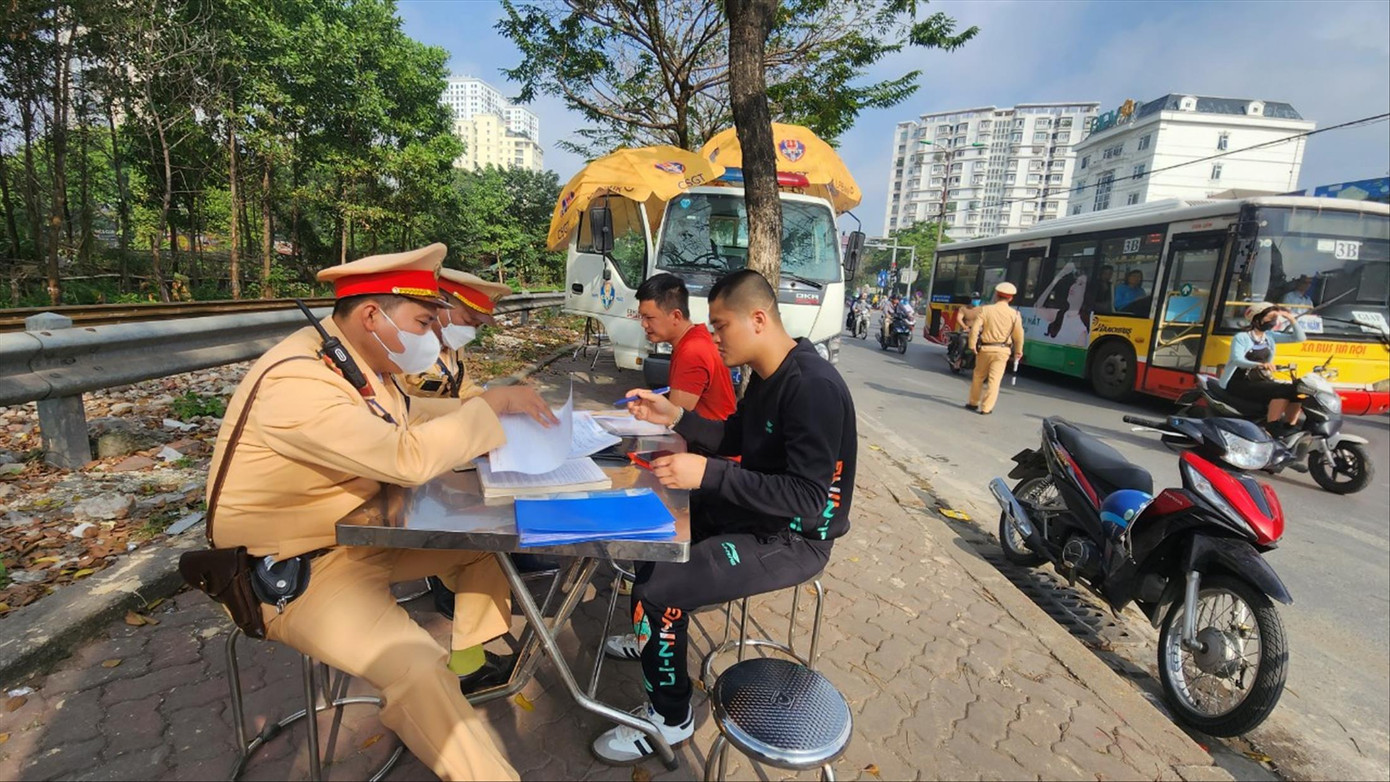 Đội CSGT số 14 xử lý tài xế xe khách có hành vi vi phạm giao thông