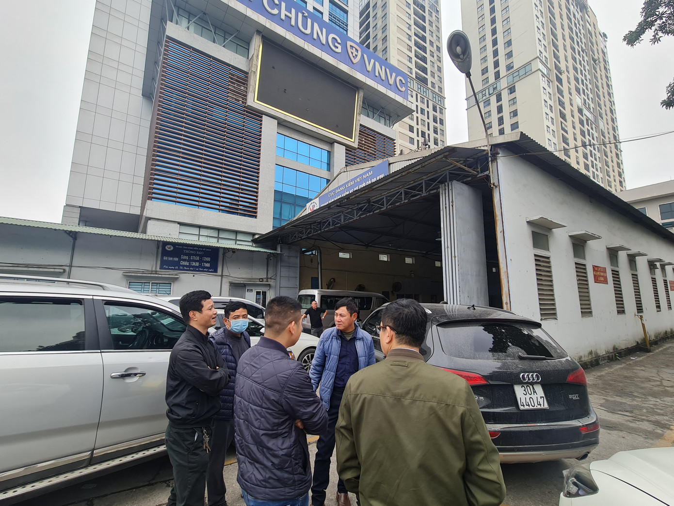 Lái xe phải đợi nhiều giờ để đăng kiểm Lái xe phải đợi nhiều giờ để đăng kiểm