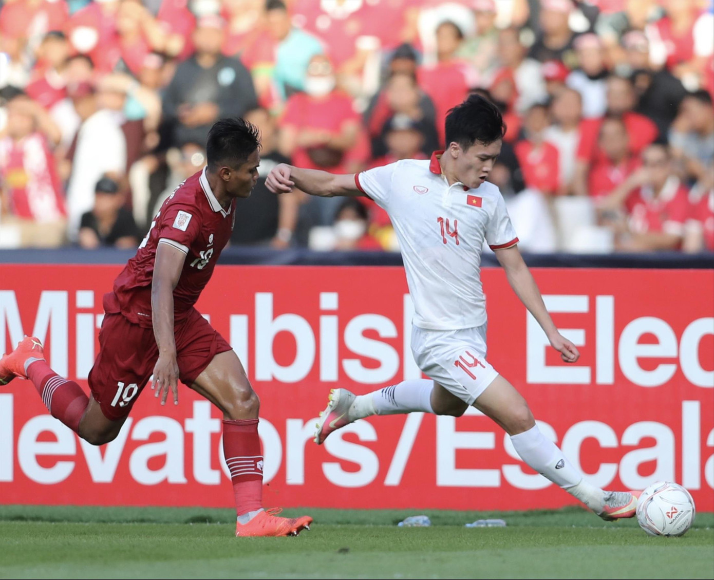 Cuộc chiến trên sân Mỹ Đình giữa Việt Nam và Indonesia hôm nay hứa hẹn sẽ nảy lửa như màn đối đầu ở lượt đi tại Bung Karno. Ảnh: Hữu Phạm Cuộc chiến trên sân Mỹ Đình giữa Việt Nam và Indonesia hôm nay hứa hẹn sẽ nảy lửa như màn đối đầu ở lượt đi tại Bung Karno. Ảnh: Hữu Phạm