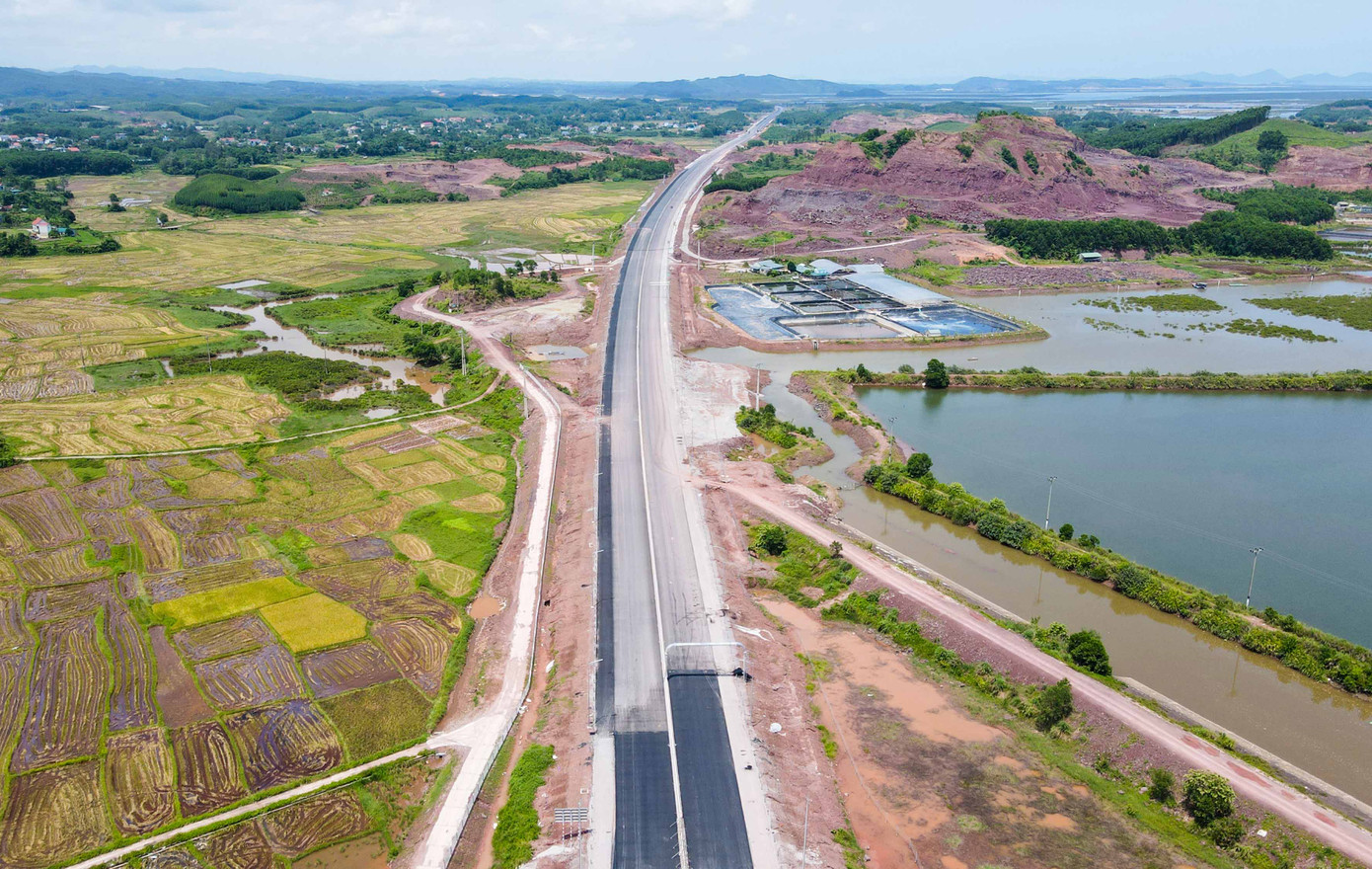 Đầu tư công được xem là cứu cánh của tăng trưởng. Trong ảnh, dự án đường cao tốc Bắc Nam từ vốn đầu tư công