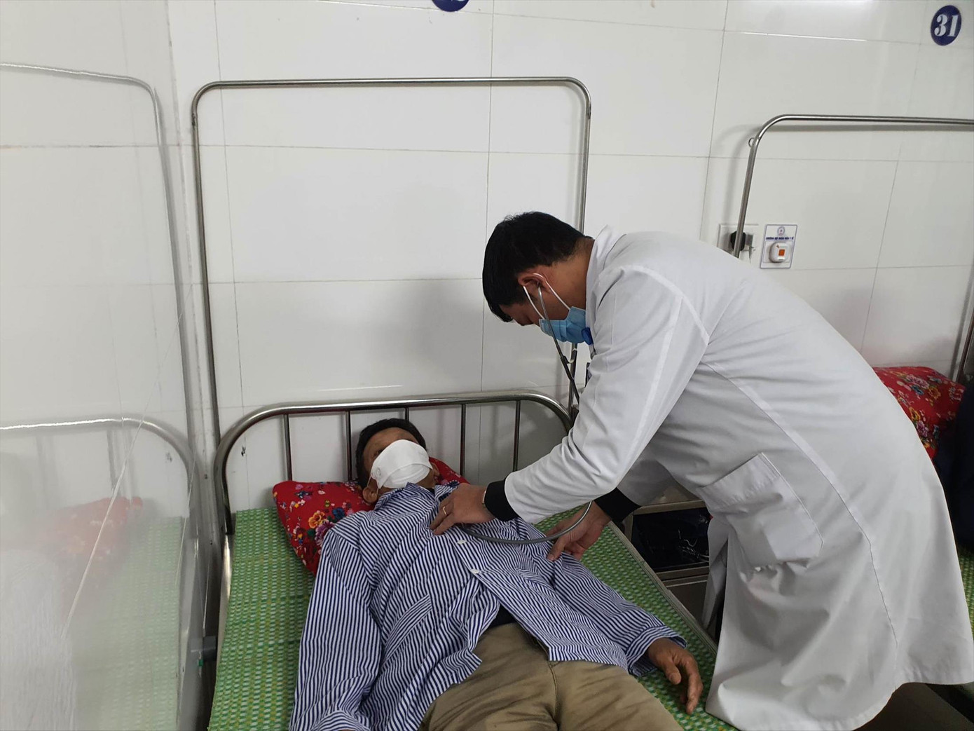 Bác sĩ khám cho bệnh nhân N. nhiễm sán não Bác sĩ khám cho bệnh nhân N. nhiễm sán não