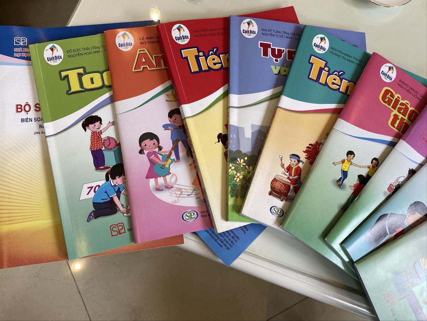 Nhiều chuyên gia cho rằng, ngành giáo dục thực hiện đổi mới chương trình, SGK trong khi chưa chuẩn bị kỹ Nhiều chuyên gia cho rằng, ngành giáo dục thực hiện đổi mới chương trình, SGK trong khi chưa chuẩn bị kỹ