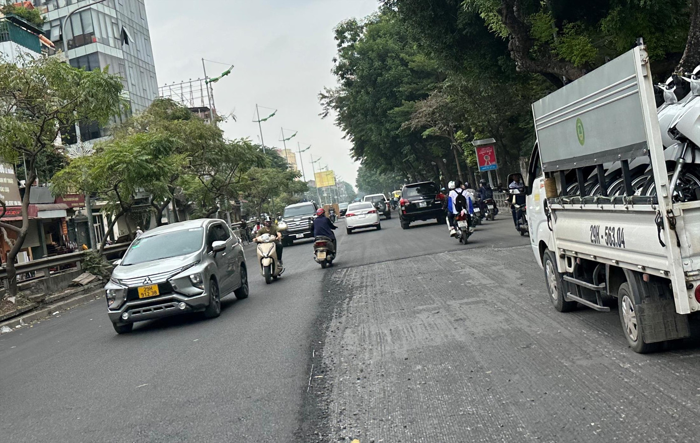 Đường Lê Duẩn lòng đường bị cào bóc, thảm nham nhở những ngày qua. Ảnh: Anh Trọng Đường Lê Duẩn lòng đường bị cào bóc, thảm nham nhở những ngày qua. Ảnh: Anh Trọng