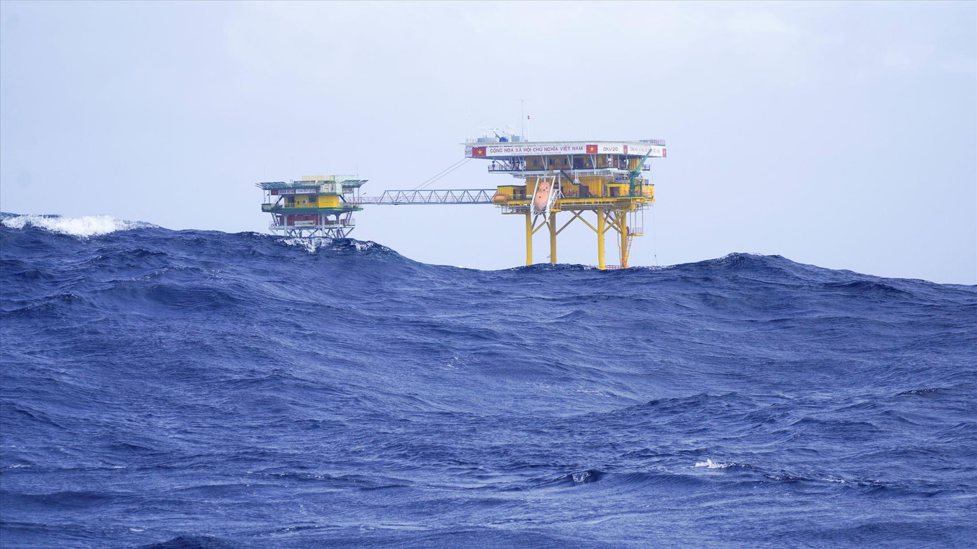 Nhà giàn DK1 giữa trùng dương