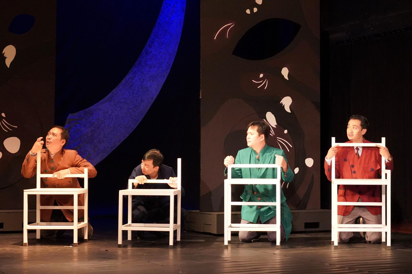 Dàn nghệ sĩ hùng hậu bảo chứng cho sự ăn khách của vở diễn. Ảnh: KỲ SƠN