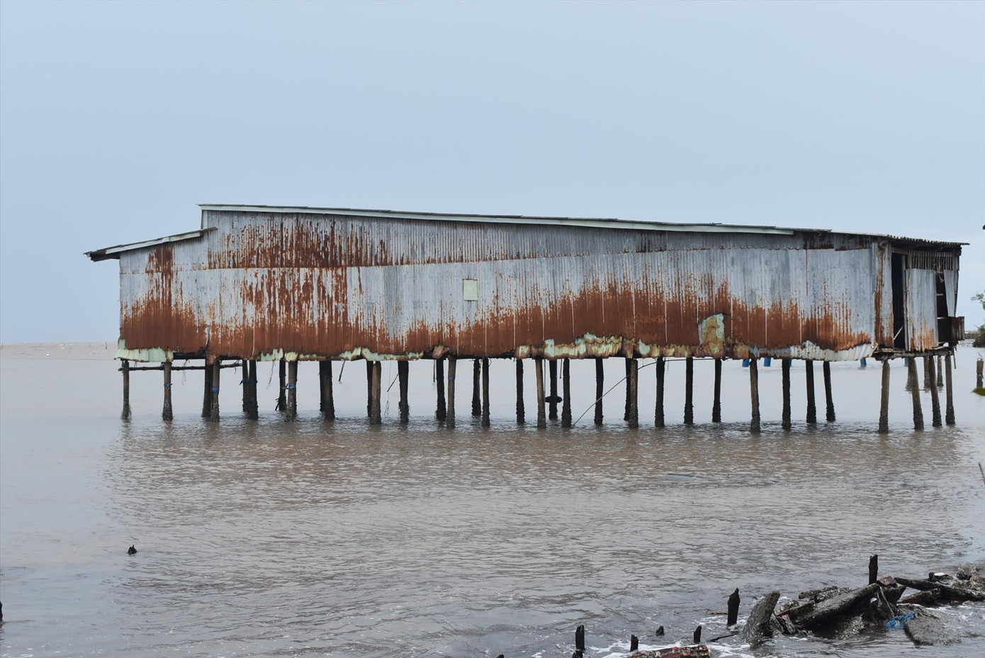 Sóng đánh dữ dội khiến người dân phải bỏ nhà tháo chạy