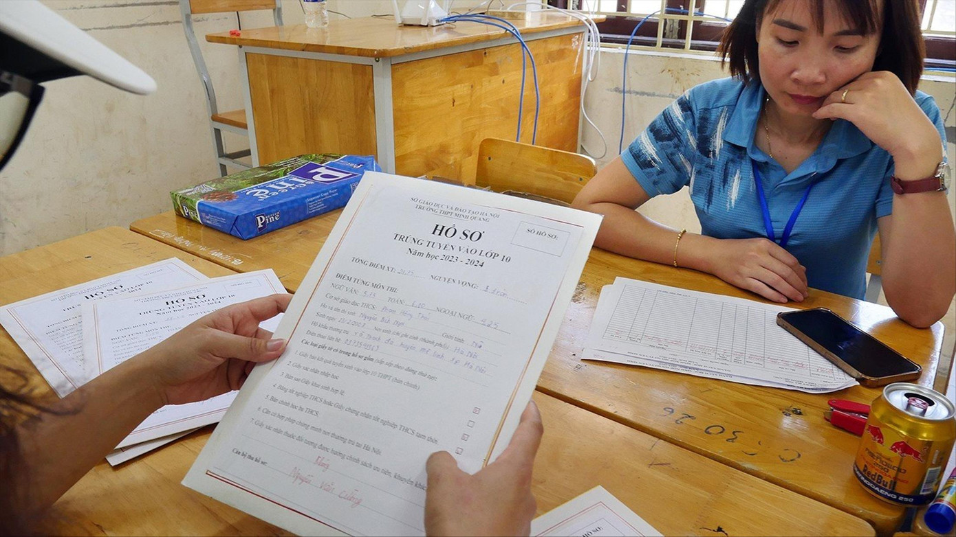 Phụ huynh, học sinh đến đăng ký nhập học ở Trường THPT Minh Quang hôm 13/7. Ảnh: Hoàng Mạnh Thắng Phụ huynh, học sinh đến đăng ký nhập học ở Trường THPT Minh Quang hôm 13/7. Ảnh: Hoàng Mạnh Thắng