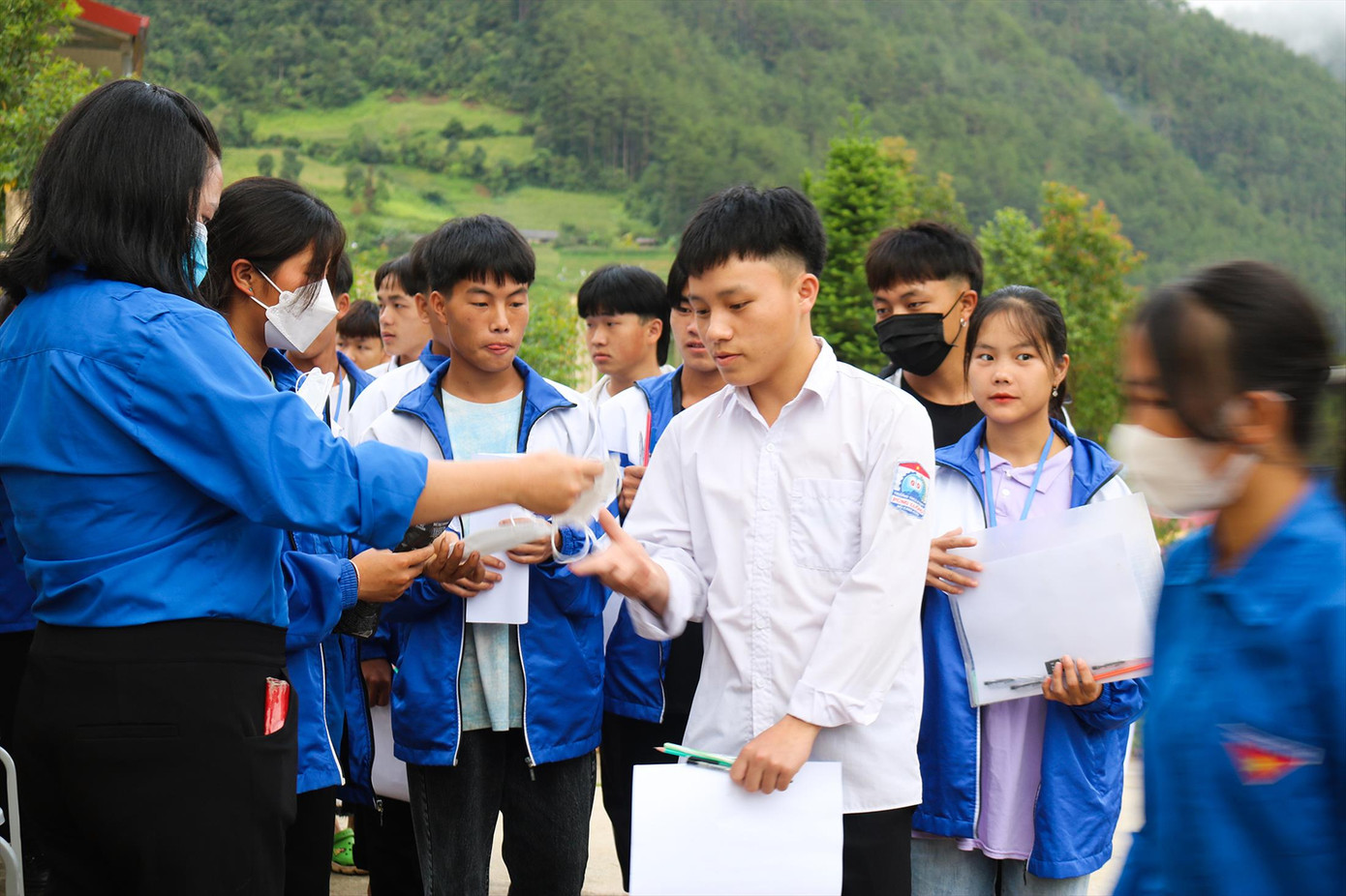 Các em học sinh vùng cao Yên Bái chuẩn bị cho ngày dự thi. Ảnh: Văn Đức