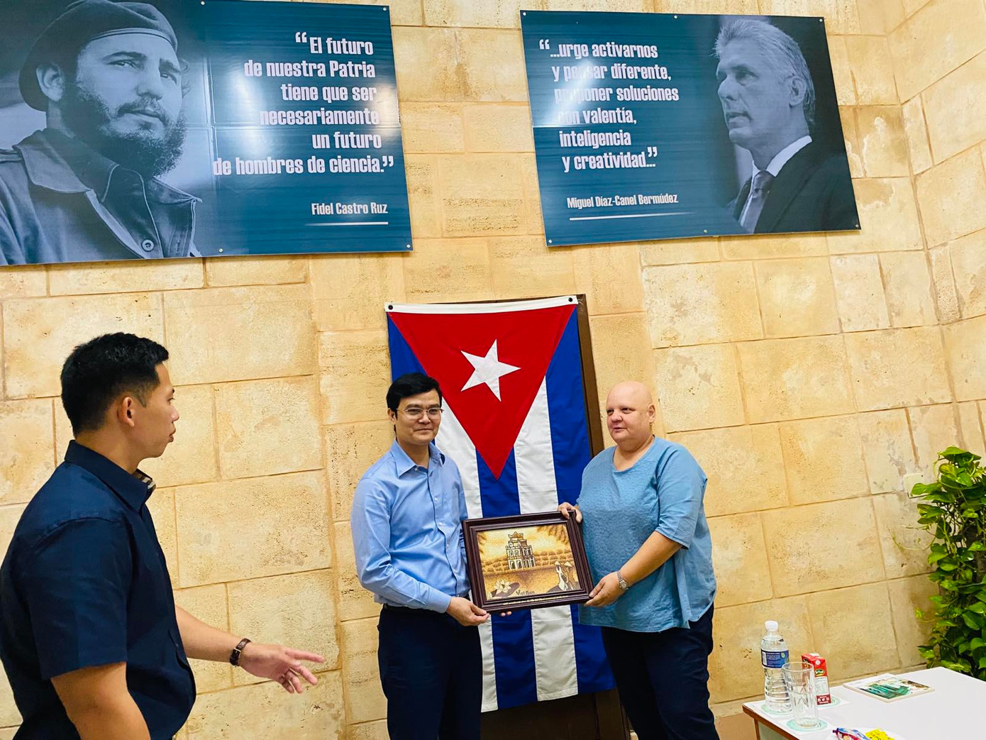 Trao quà cho Viện Nghiên cứu Thanh niên Trao quà cho Viện Nghiên cứu Thanh niên