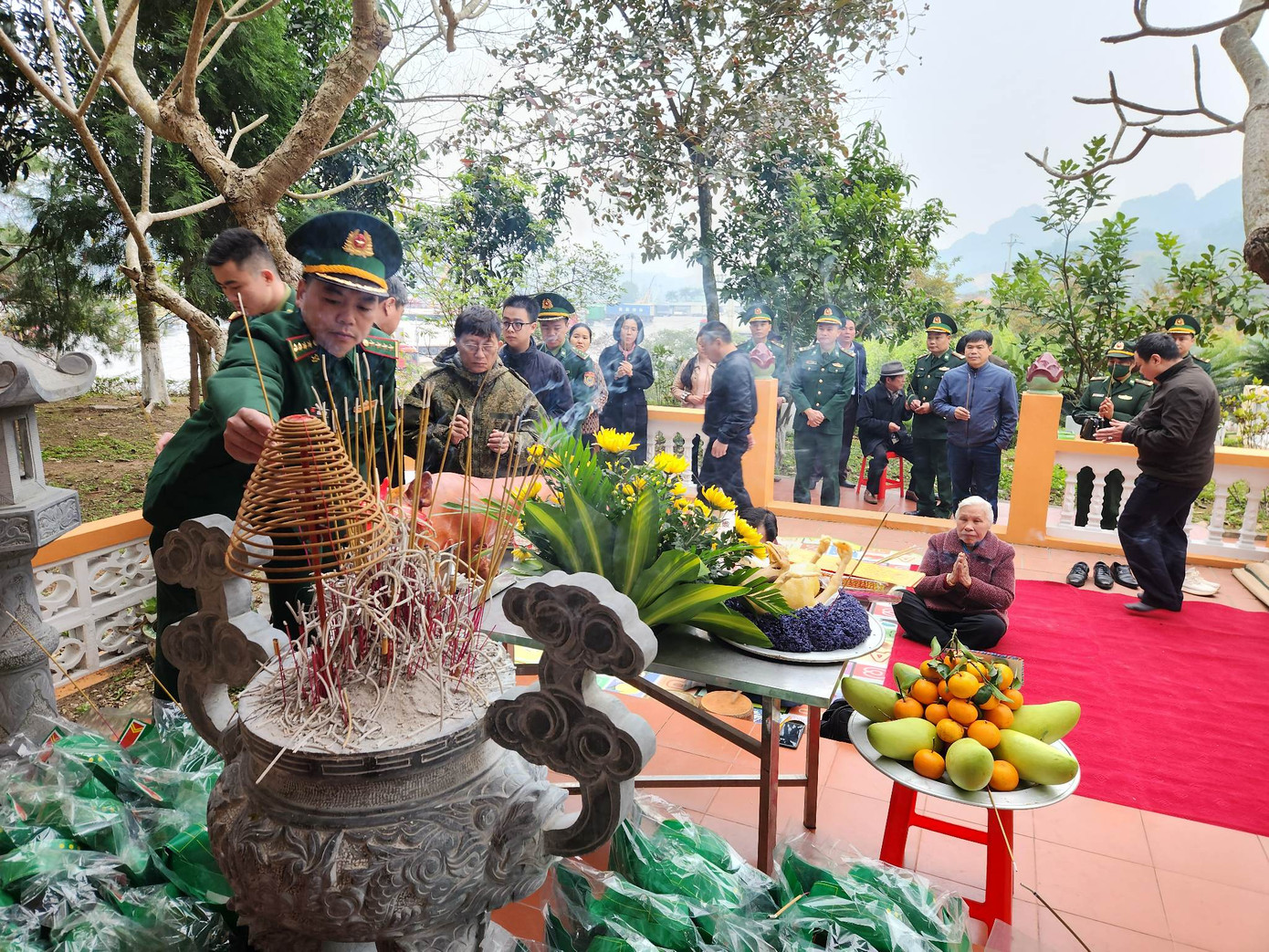 Gia đình và cán bộ, chiến sỹ đồn Biên phòng Hữu Nghị cúng giỗ liệt sỹ Biên phòng hy sinh ngày 17/2/1979. Ảnh: Duy Chiến