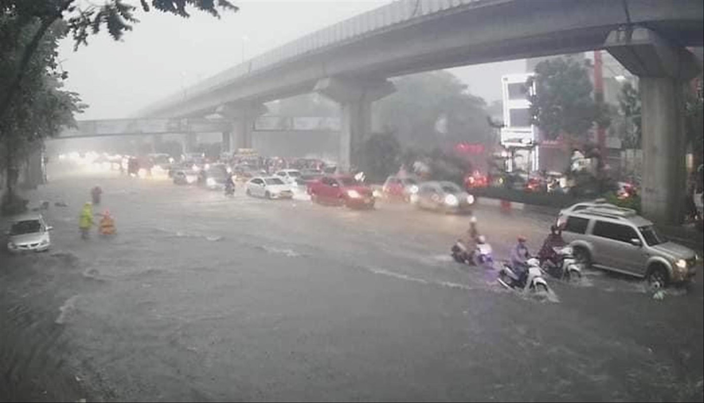 Mưa khiến nước ở đường Nguyễn Trãi ngập hơn nửa bánh xe máy ngày 12/6/2023