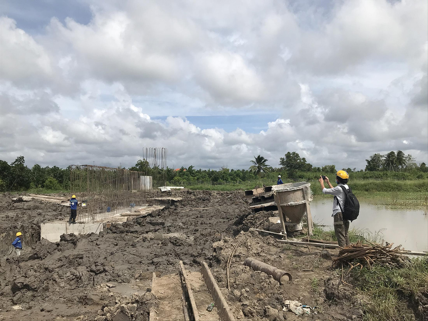 Thi công cầu vượt qua quốc lộ 1 tại nút giao IC3 cao tốc Cần Thơ - Cà Mau. Ảnh: Cảnh Kỳ