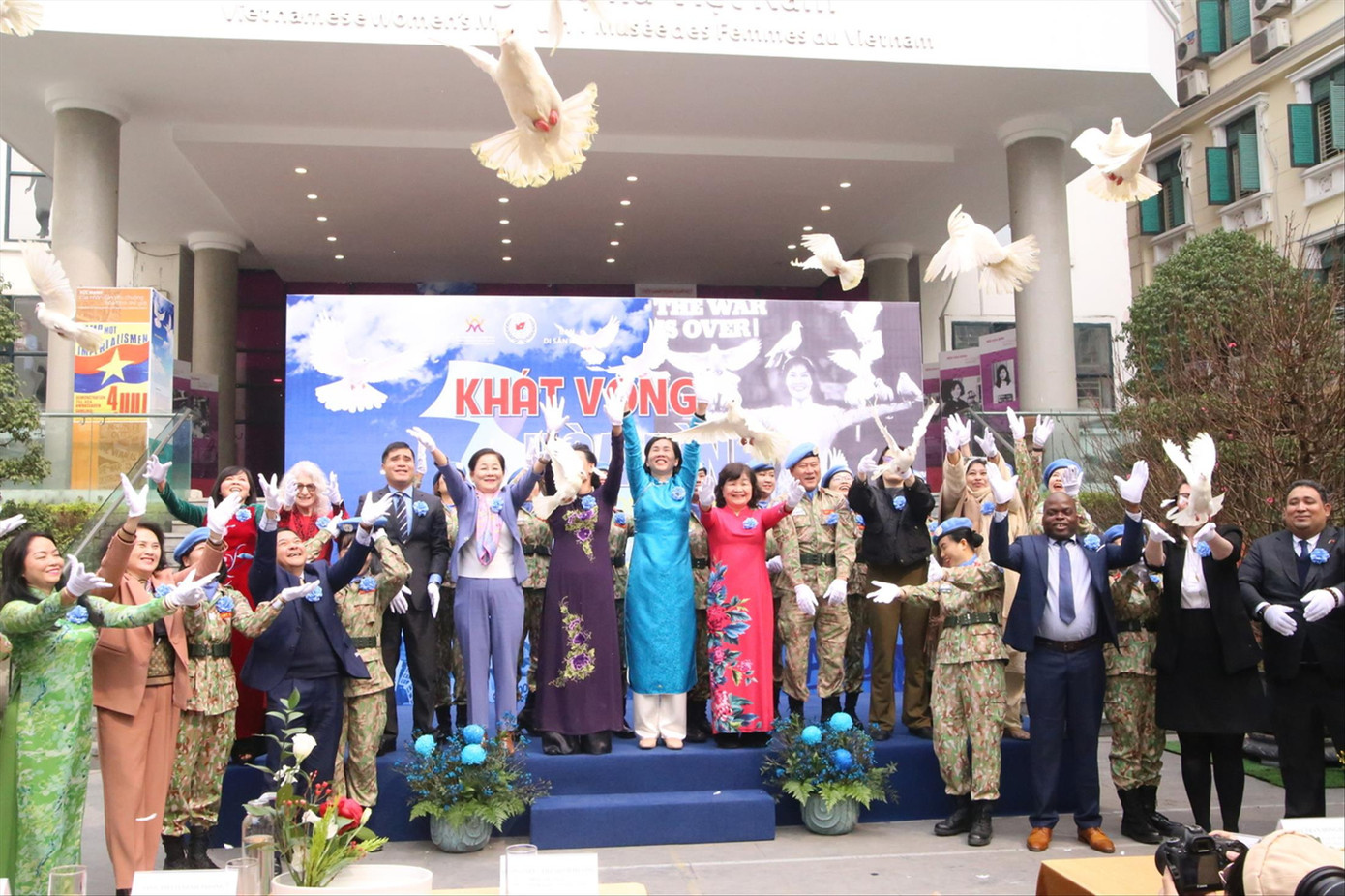 Các đại biểu thả chim bồ câu, thể hiện ước vọng và quyết tâm gìn giữ, vun đắp nền hòa bình. Ảnh: GIA LINH Các đại biểu thả chim bồ câu, thể hiện ước vọng và quyết tâm gìn giữ, vun đắp nền hòa bình. Ảnh: GIA LINH