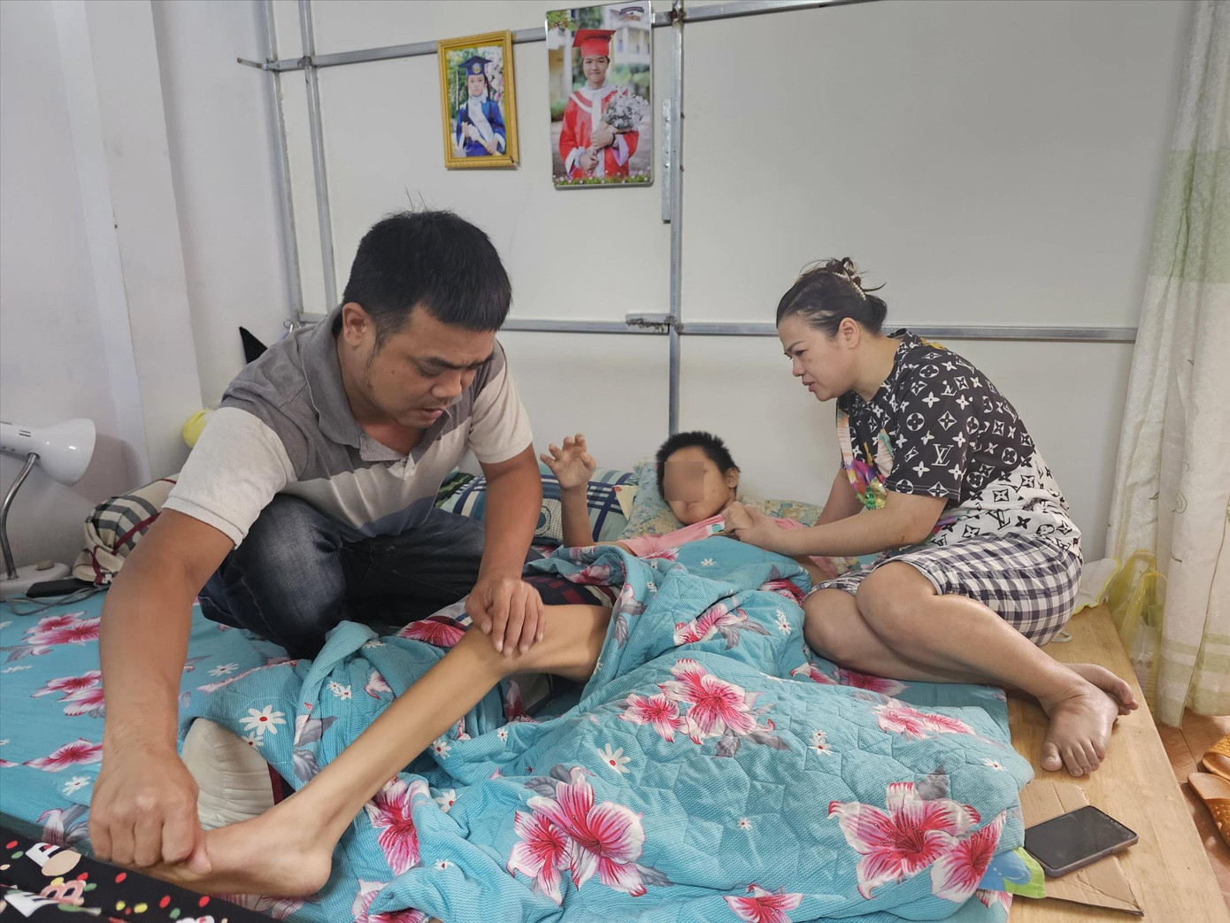 Em U. bị thương tật nằm một chỗ Em U. bị thương tật nằm một chỗ