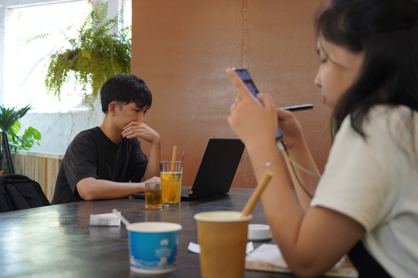 Nhiều người trẻ “trôi dạt” trên mạng ảo không có chủ đích. Ảnh: Châu Linh Nhiều người trẻ “trôi dạt” trên mạng ảo không có chủ đích. Ảnh: Châu Linh