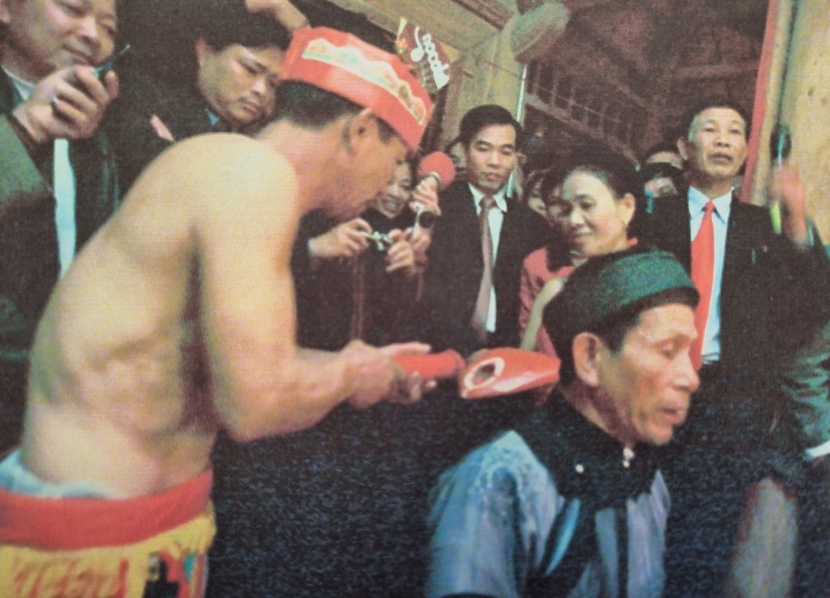 Nghi lễ “Linh tinh tình phộc” trong lễ hội Trò Trám. (Ảnh chụp lại từ tư liệu của cụ Chữ Đức Bách) Nghi lễ “Linh tinh tình phộc” trong lễ hội Trò Trám. (Ảnh chụp lại từ tư liệu của cụ Chữ Đức Bách)