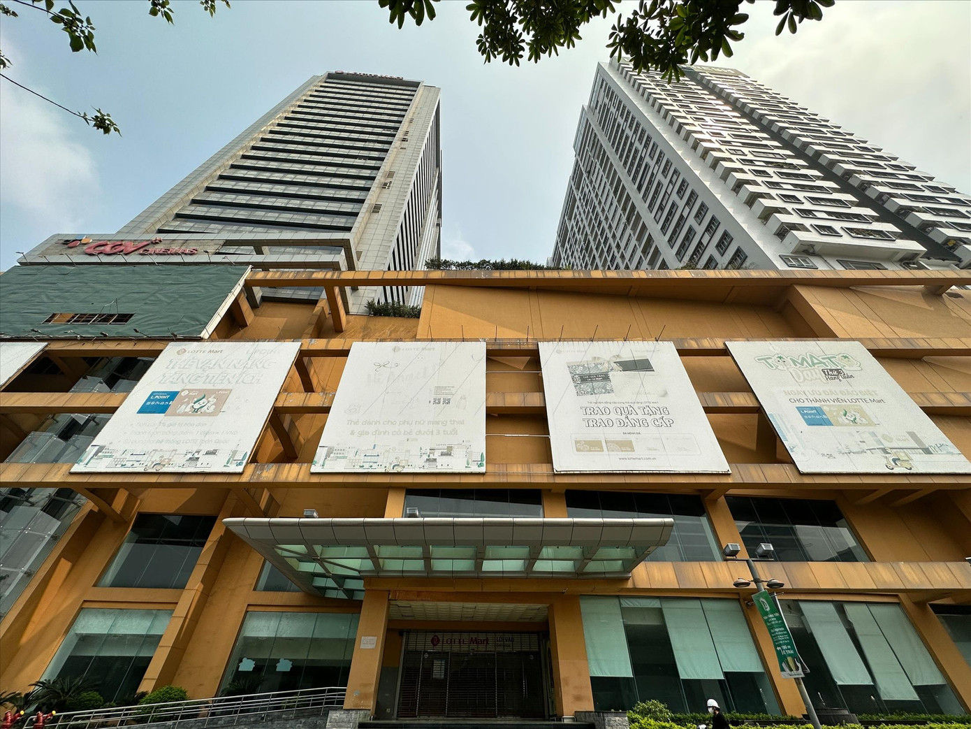 Sức mua yếu, trung tâm thương mại u tối, hoang vắng, quầy hàng bỏ trống hàng loạt