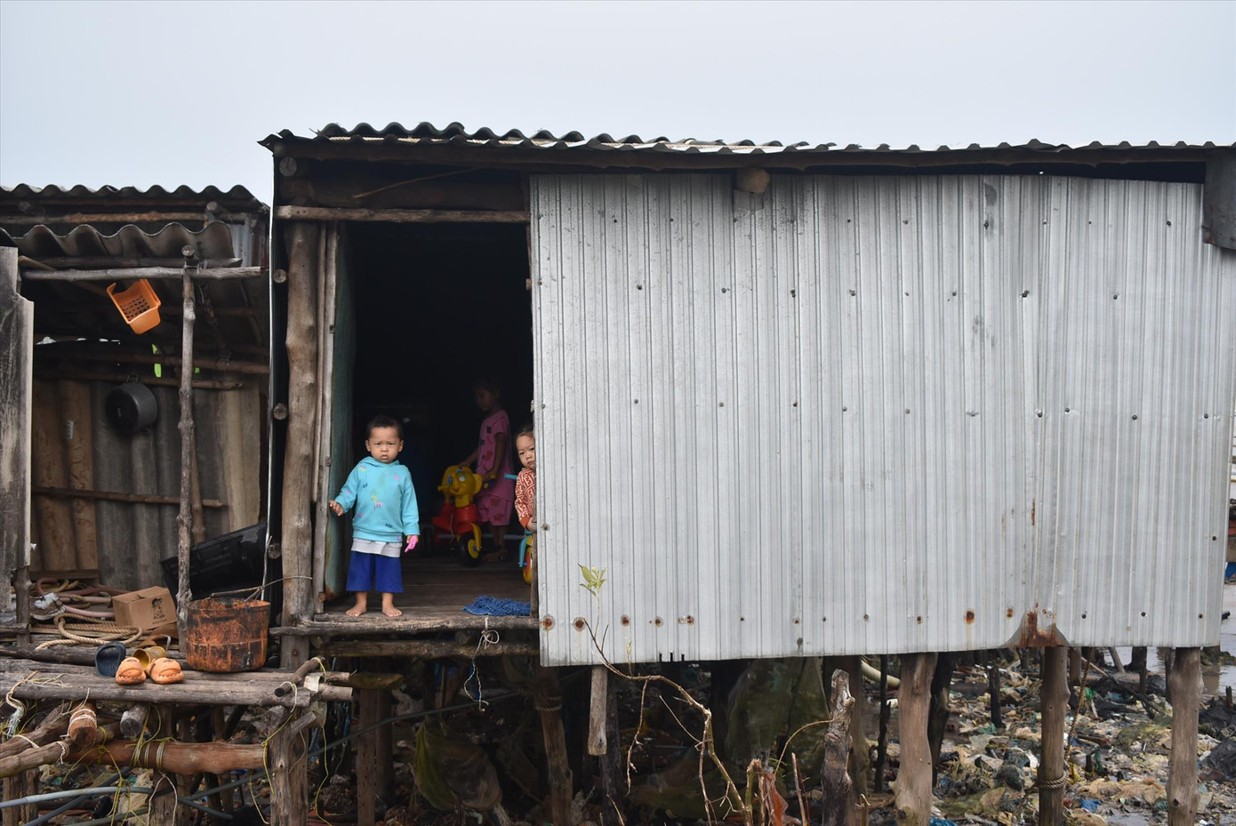 Trẻ con ở cửa biển Vàm Xoáy luôn phải đối diện với nhiều nguy hiểm