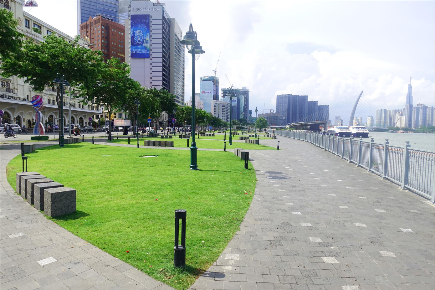 Công viên Bến Bạch Đằng thiếu cây xanh. Ảnh: H.H Công viên Bến Bạch Đằng thiếu cây xanh. Ảnh: H.H