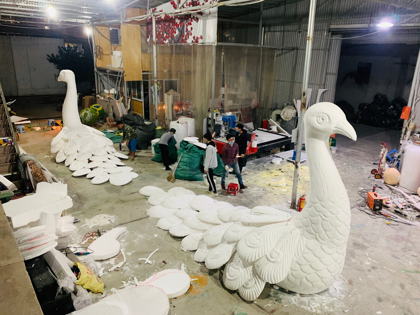 Xưởng điêu khắc xốp của chị Thà Xưởng điêu khắc xốp của chị Thà