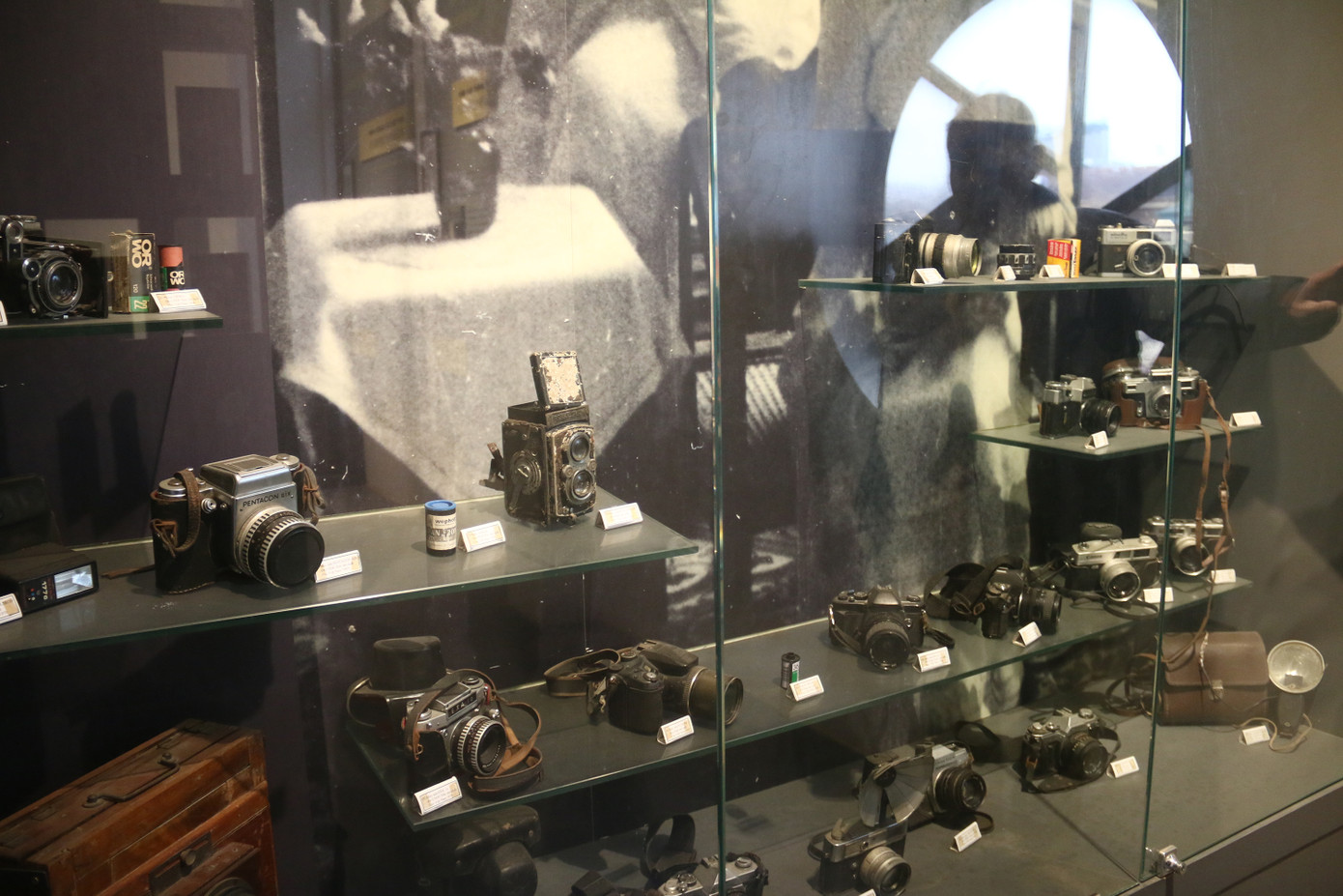 Một số hiện vật được trưng bày tại bảo tàng Nhiếp ảnh Lai Xá. Ảnh: Việt Khôi