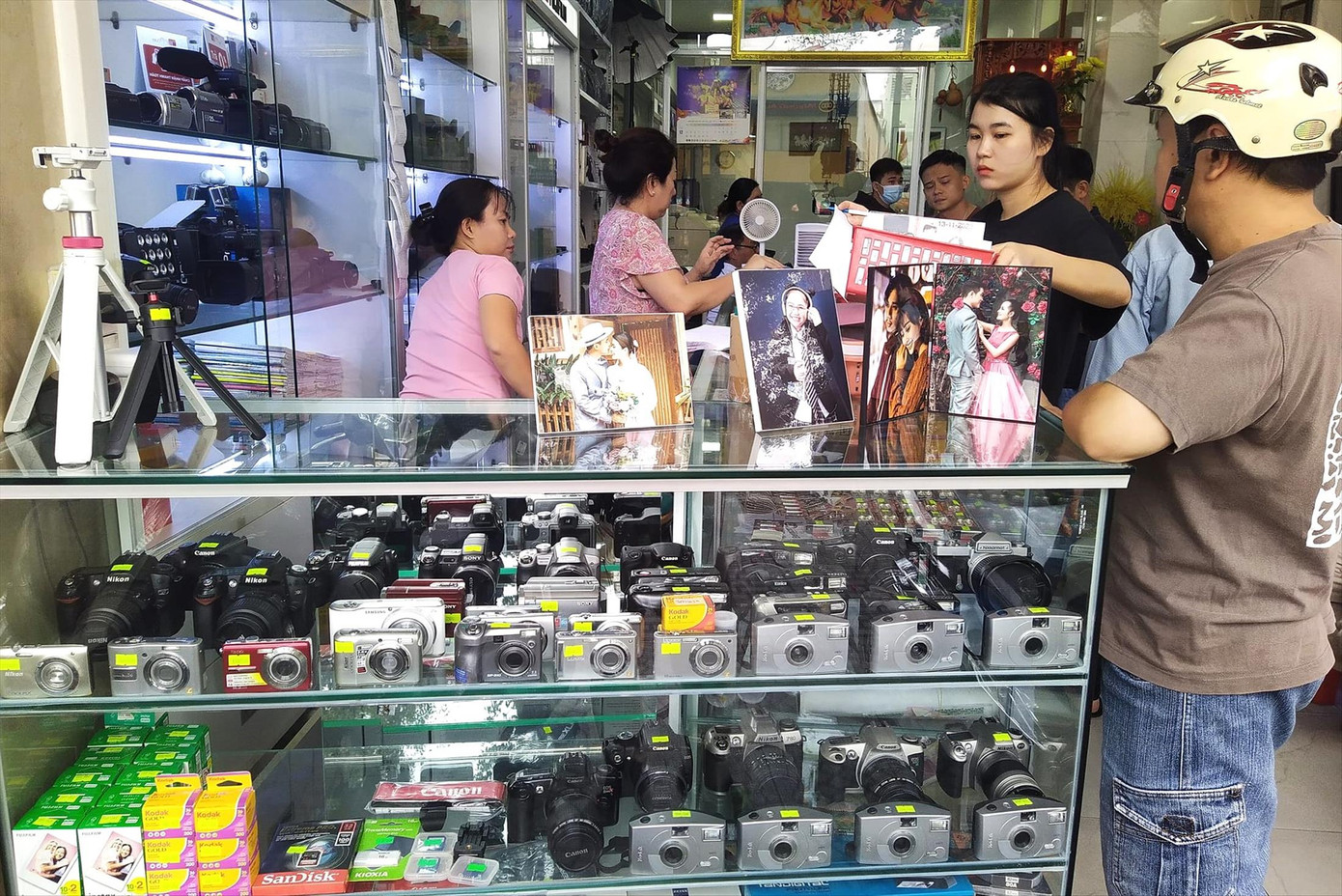 Những chiếc máy ảnh cổ đang hút hàng. Ảnh: Trần Nguyên Anh