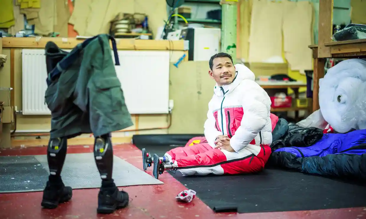 Ông Budha Magar thử bộ đồ leo núi, được đặt làm riêng cho ông