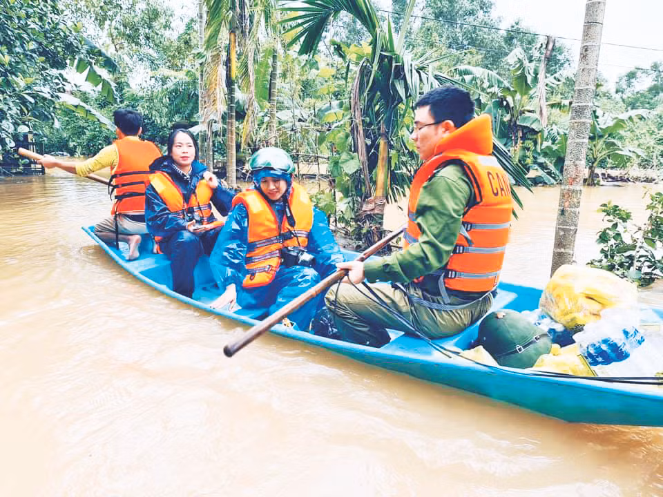 Lực lượng công an hỗ trợ phóng viên tác nghiệp trong mưa lũ Hà Tĩnh. Ảnh: Hoài Nam