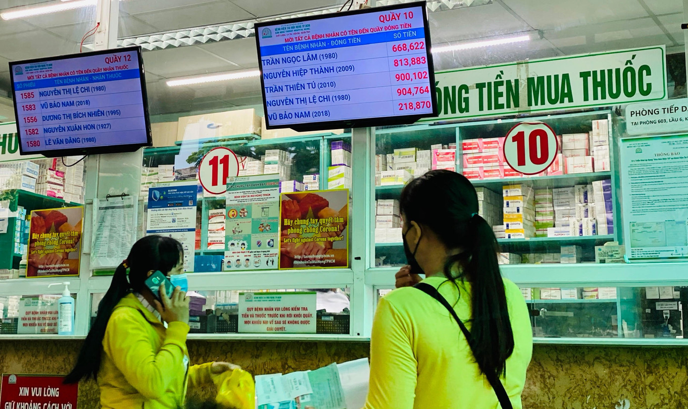 Nhiều cửa hàng thuốc trong bệnh viện không còn đủ thuốc để bán cho bệnh nhân. Ảnh: L.N