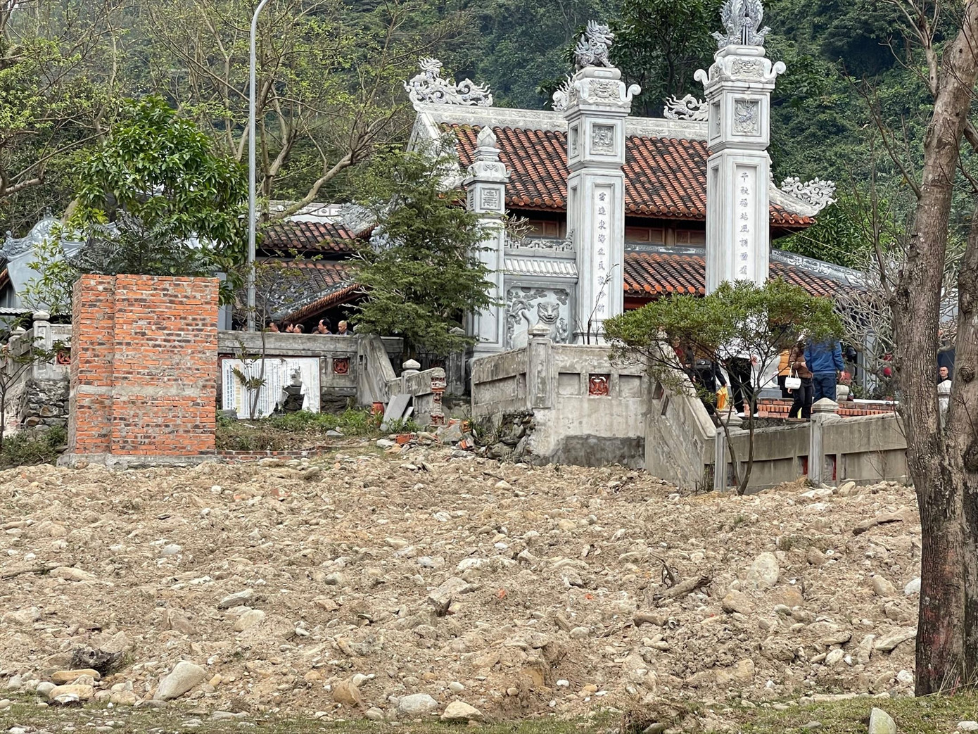 Xà bần đổ đầy trước cửa điện thờ Thánh Mẫu Liễu Hạnh Xà bần đổ đầy trước cửa điện thờ Thánh Mẫu Liễu Hạnh