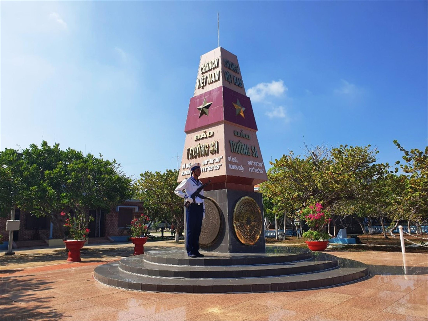 Đảo Trường Sa lớn và cột mốc chủ quyền. Đảo Trường Sa lớn và cột mốc chủ quyền.