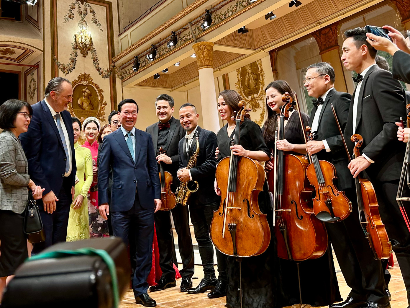 Thủ hiến bang Burgeland – Áo cùng Chủ tịch nước Võ Văn Thưởng chúc mừng các nghệ sĩ sau buổi biểu diễn tại phòng hòa nhạc Haydn-Saad. Ảnh: Lê Xuân Sơn Thủ hiến bang Burgeland – Áo cùng Chủ tịch nước Võ Văn Thưởng chúc mừng các nghệ sĩ sau buổi biểu diễn tại phòng hòa nhạc Haydn-Saad. Ảnh: Lê Xuân Sơn