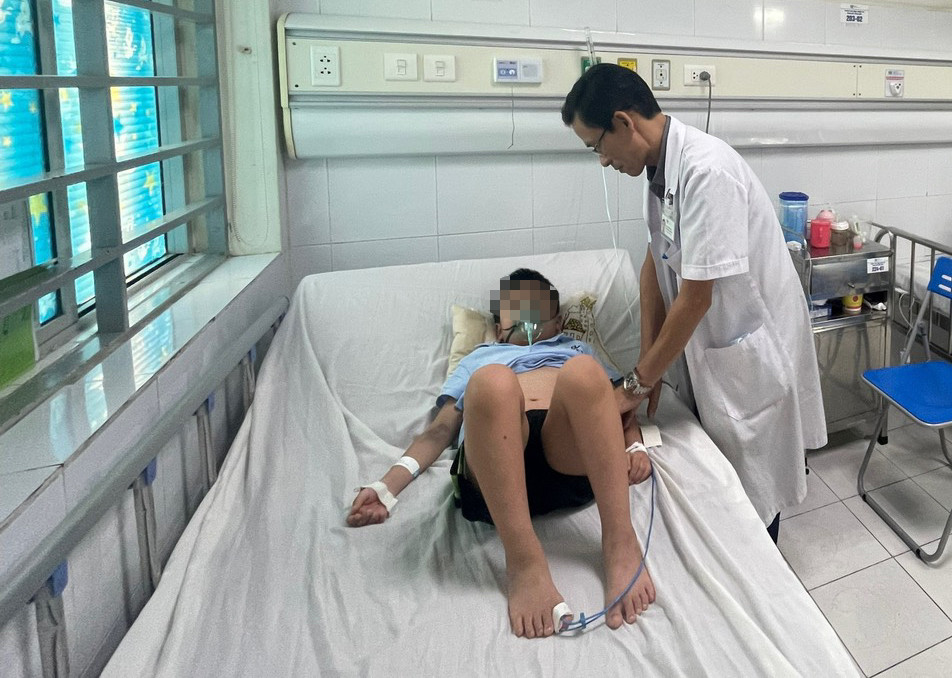 Bác sĩ Bệnh viện Nhi T.Ư khám cho bệnh nhân sốt xuất huyết