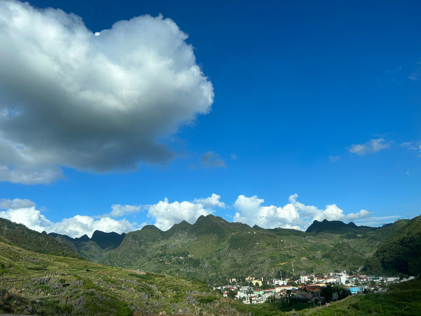 Thị trấn Mèo Vạc nhìn từ trên đèo xuống.