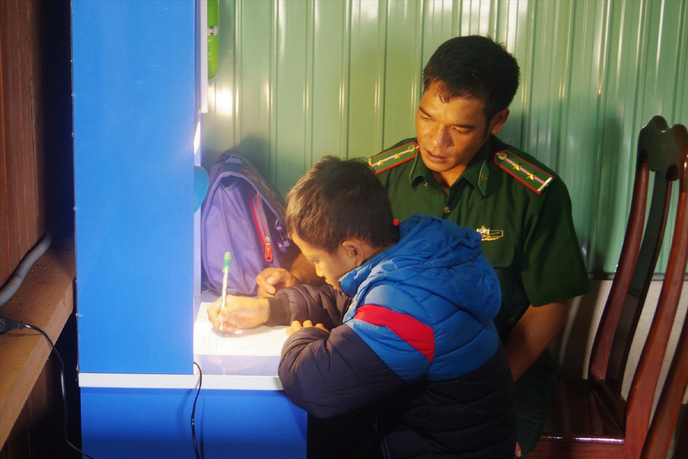 Cán bộ biên phòng dạy học cho con nuôi biên phòng