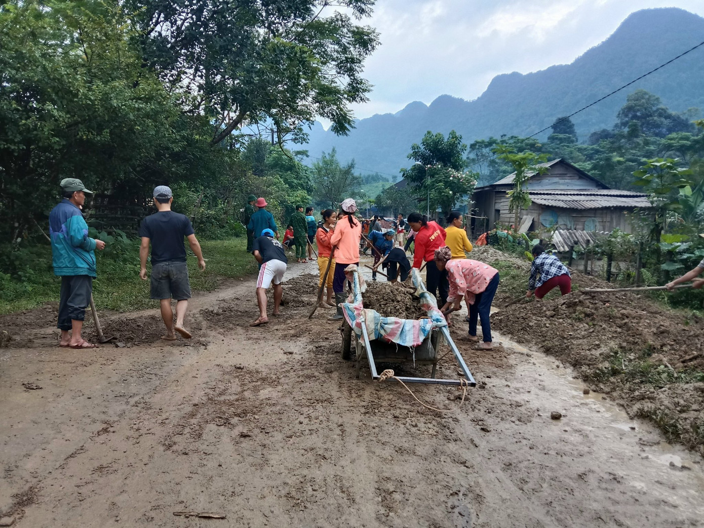 Dưới sự dẫn dắt của Long, người Rục biết đến vệ sinh môi trường đường làng, ngõ xóm Dưới sự dẫn dắt của Long, người Rục biết đến vệ sinh môi trường đường làng, ngõ xóm