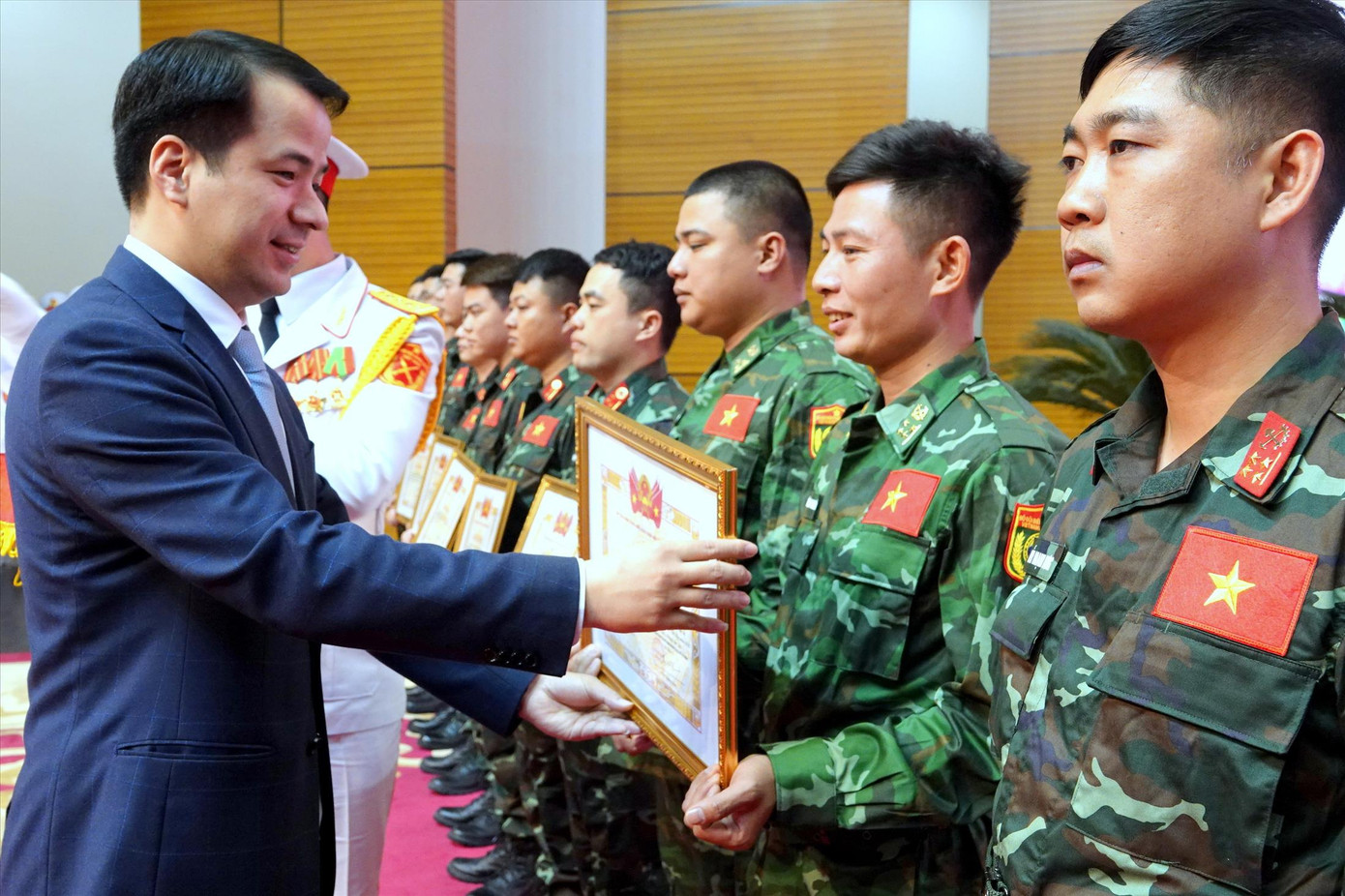 Bí thư T.Ư Đoàn Ngô Văn Cương trao Bằng khen tặng Đại úy Biên phòng Nguyễn Văn Nghĩa và các quân nhân ưu tú. ẢNH: NGUYỄN MINH