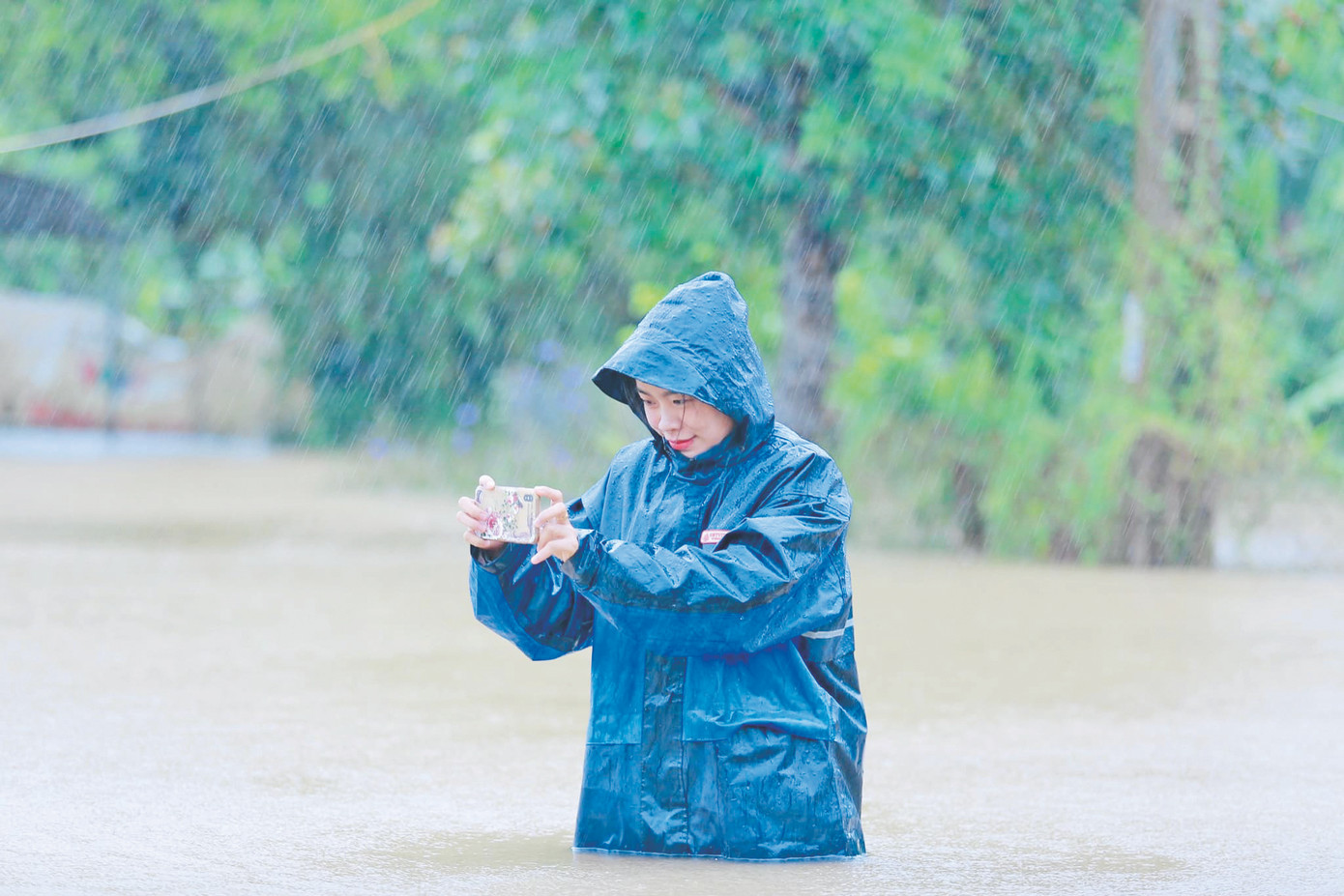 Tác giả trong lần tác nghiệp mưa lũ tại Hà Tĩnh