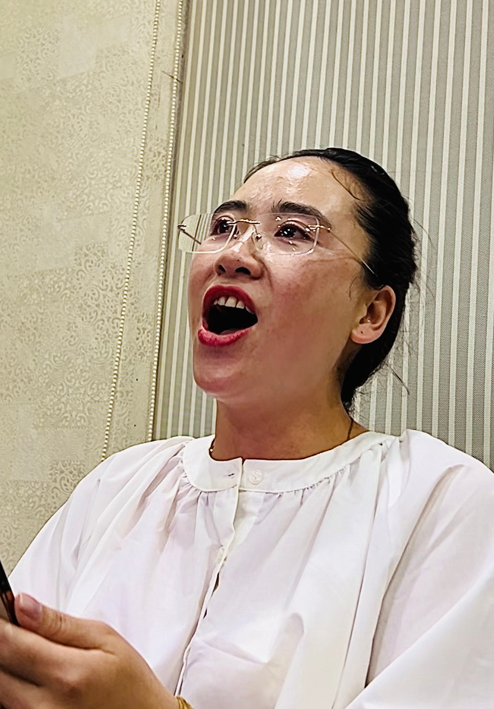 Thào Thu Nga hát “Bài ca trên núi”. Ảnh: Lê Xuân Sơn