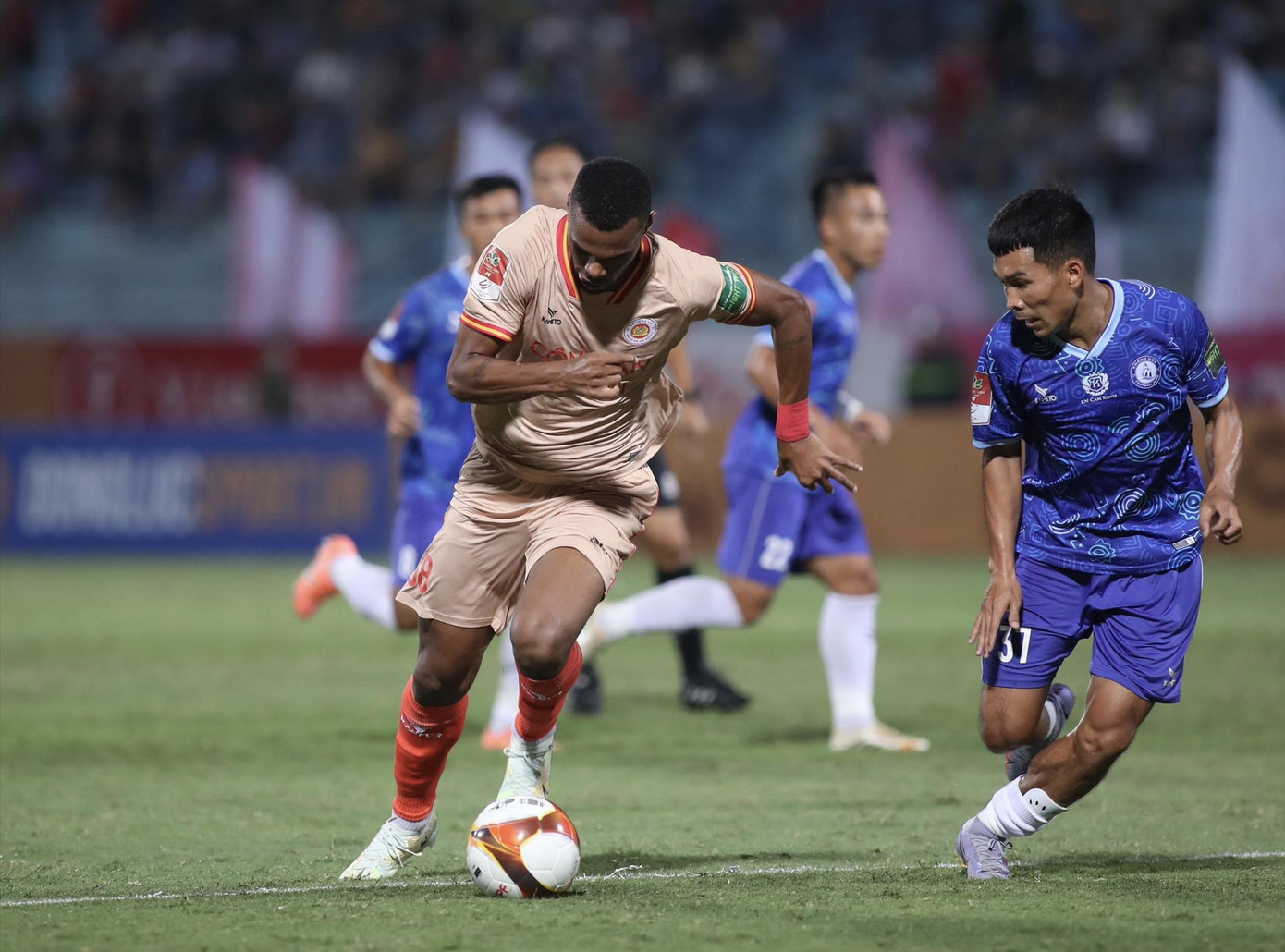 CAHN có thể thu hẹp khoảng cách với Thanh Hóa nếu giành 3 điểm ở xứ Thanh. Ảnh: Anh Tú