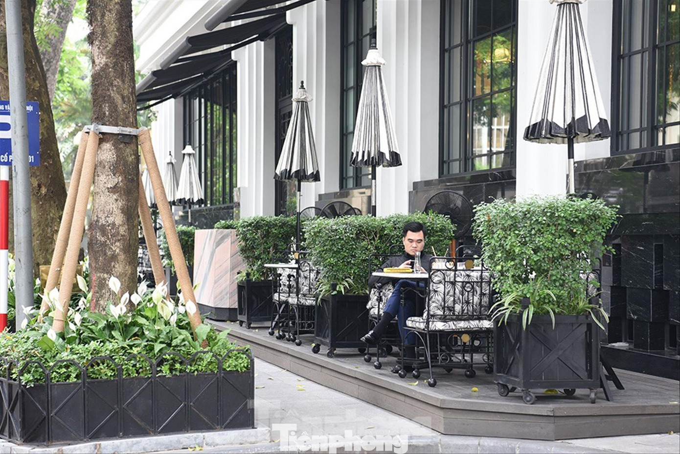 Hè phố được cho thuê kinh doanh tại phố Lê Phụng Hiểu, quận Hoàn Kiếm. Hè phố được cho thuê kinh doanh tại phố Lê Phụng Hiểu, quận Hoàn Kiếm.