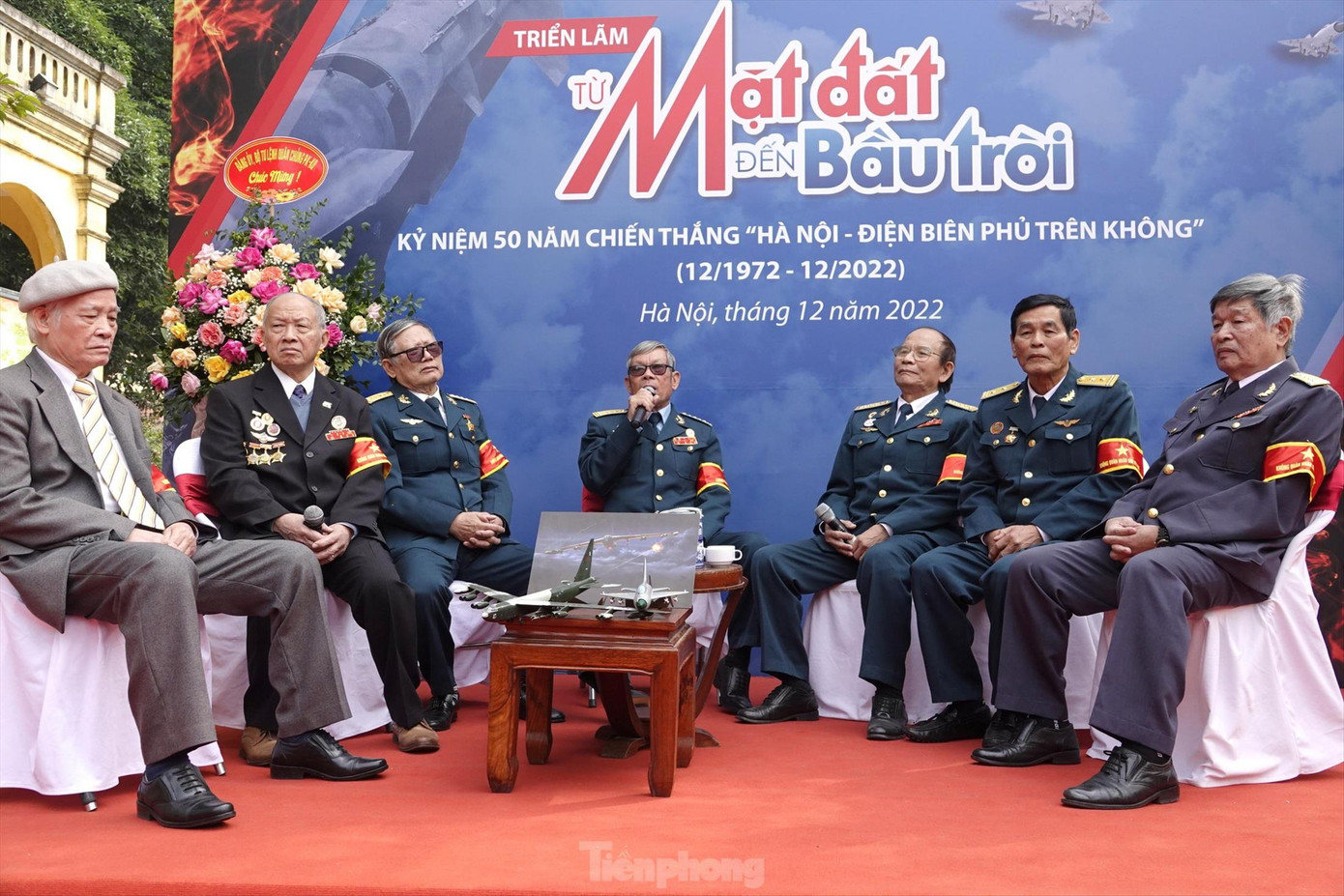 Các nhân chứng lịch sử là phi công chiến đấu bay đêm của Sư đoàn Không quân 371 chia sẻ về những tháng năm chiến đấu bảo vệ bầu trời Tổ quốc, tháng 12/2022. Ảnh: Nguyễn Minh.