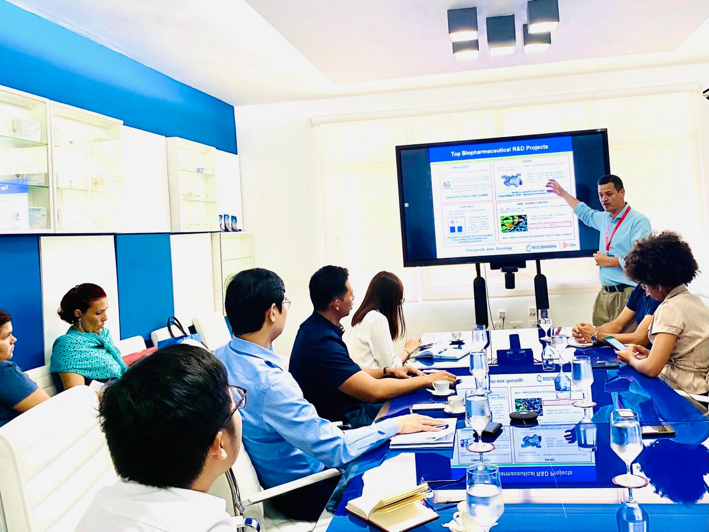 Đại diện Tập đoàn Sinh Dược Cuba (Biocubafarma) báo cáo trước Đoàn công tác Đại diện Tập đoàn Sinh Dược Cuba (Biocubafarma) báo cáo trước Đoàn công tác