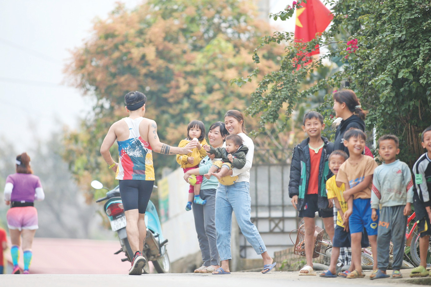 Chạy trong sự cổ vũ nhiệt tình của bà con ở Lai Châu là một liệu pháp chữa lành hiệu quả Chạy trong sự cổ vũ nhiệt tình của bà con ở Lai Châu là một liệu pháp chữa lành hiệu quả
