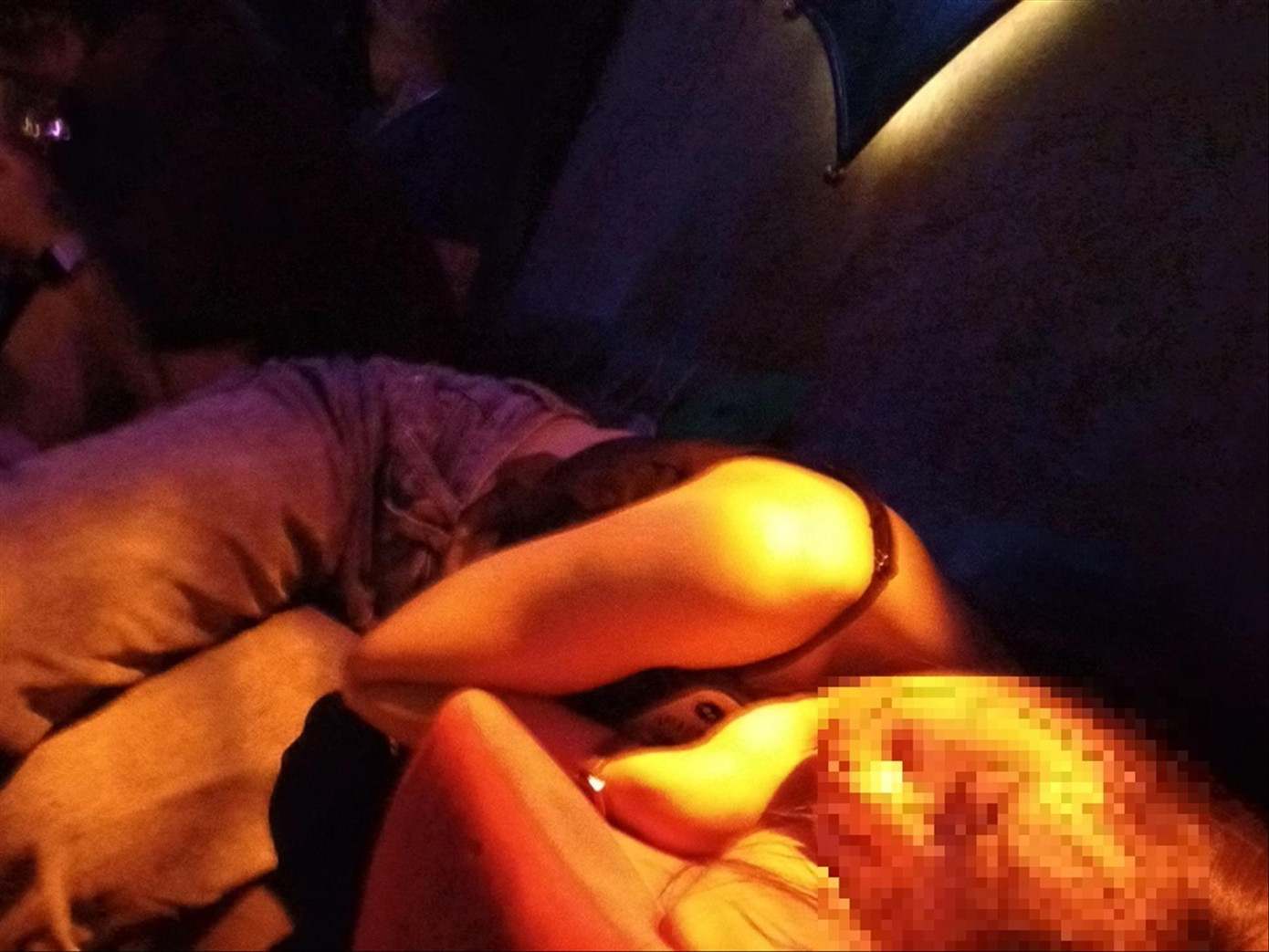 Khách nằm sõng soài sau khi chơi bóng.