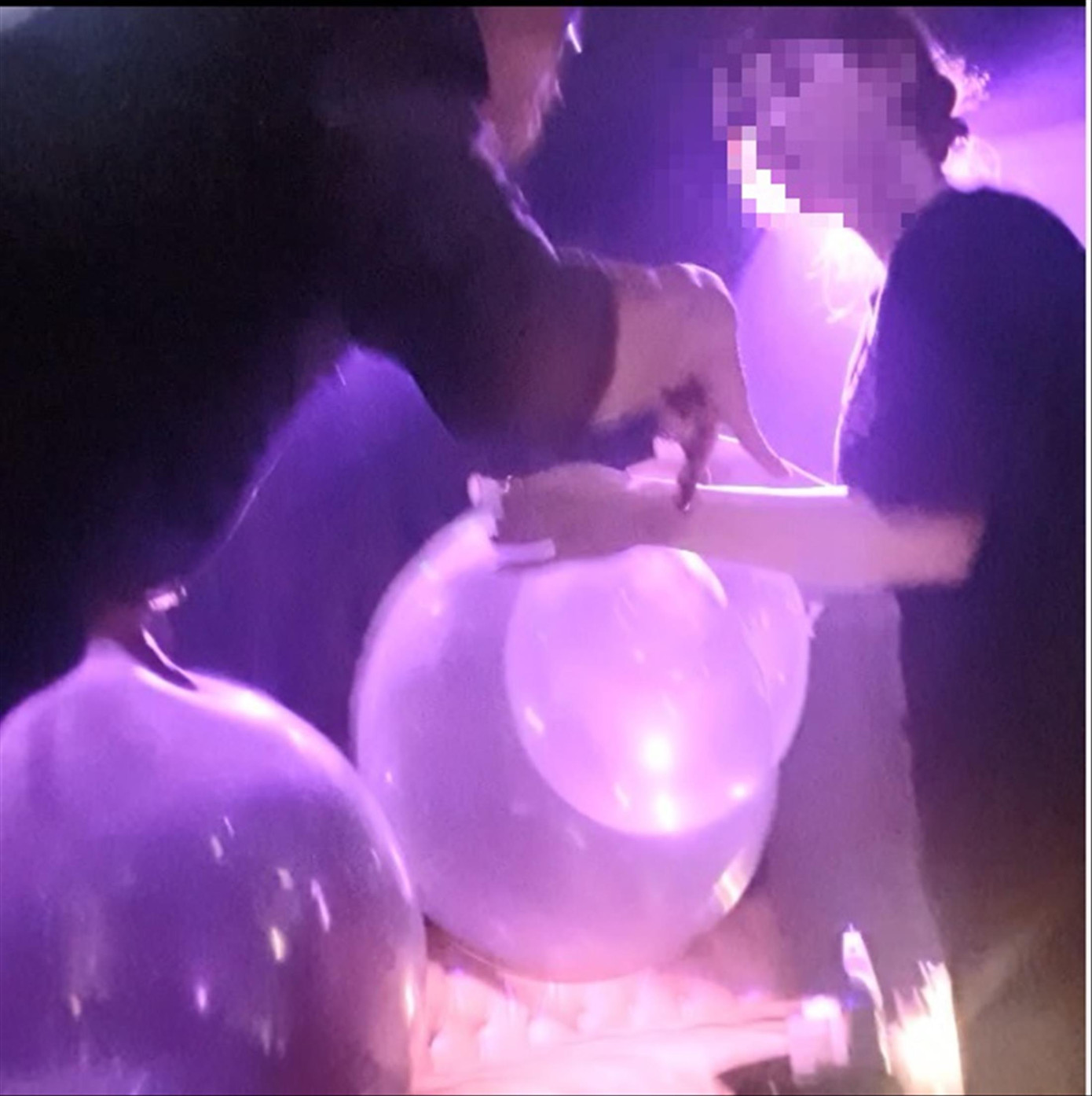 Nhân viên quán đưa bóng cho khách.