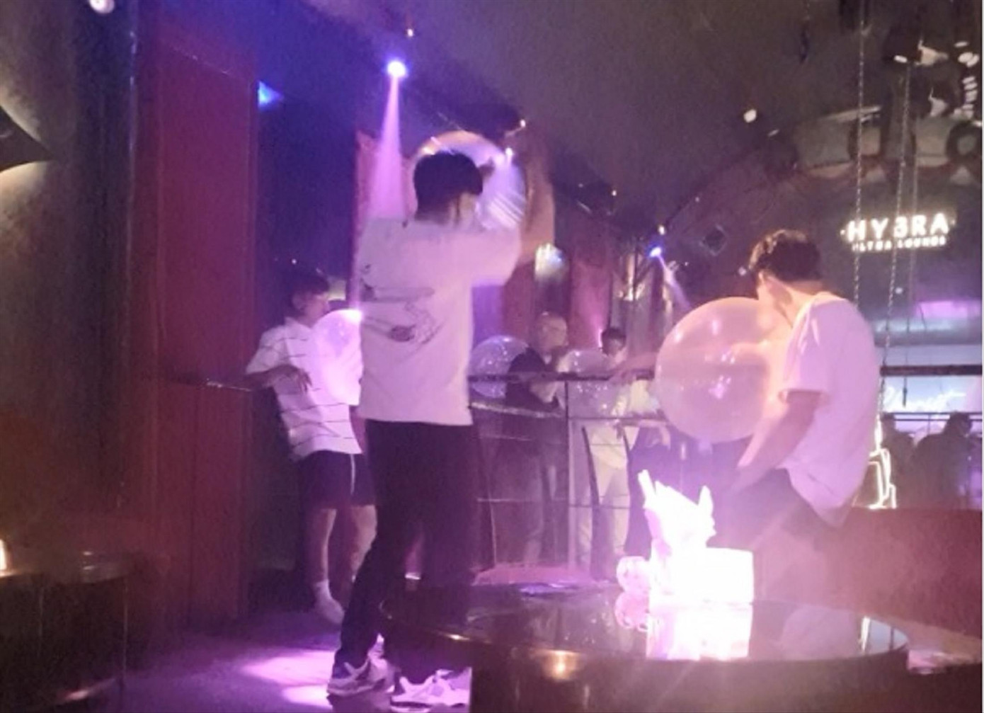 Những người trẻ ôm bóng cười lắc lư theo nhạc tại bar Hybra Ultra Lounge.