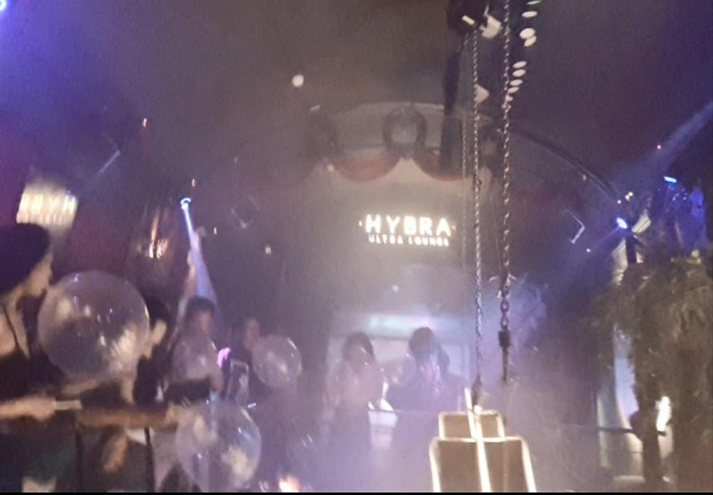 Toàn cảnh chơi bóng trong bar Hybra Ultra Lounge.