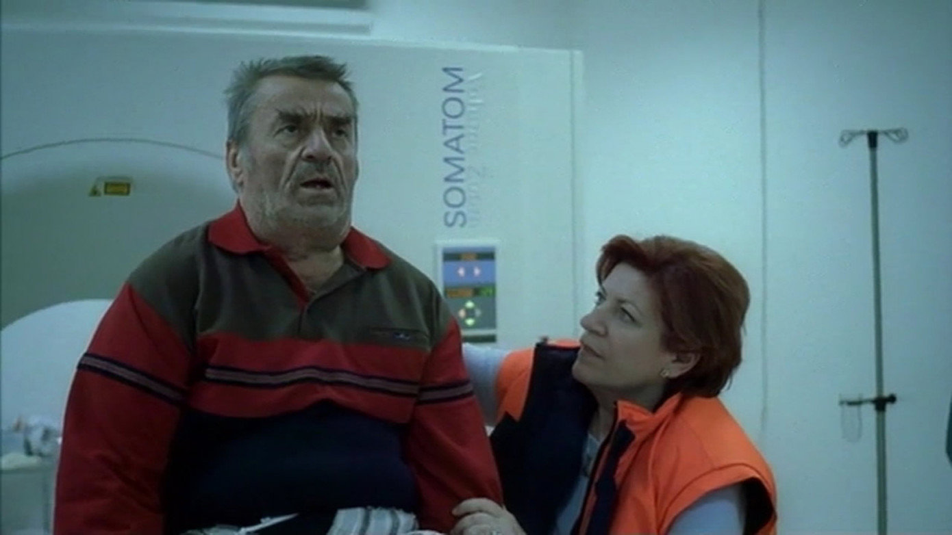 Ông Lazarescu bơ phờ vì cơn đau và mệt mỏi khi bị chuyển qua mọi bệnh viện trong thành phố (phim The Death of Mr. Lazarescu).